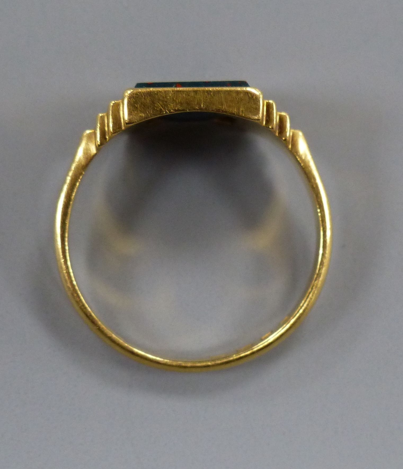 An 18ct gold signet ring with bloodstone matrix, size Q, gross 5 grams.